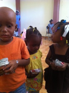 Distribution de complémént nutritif - Ecole de Sophie Haïti Décembre 2013